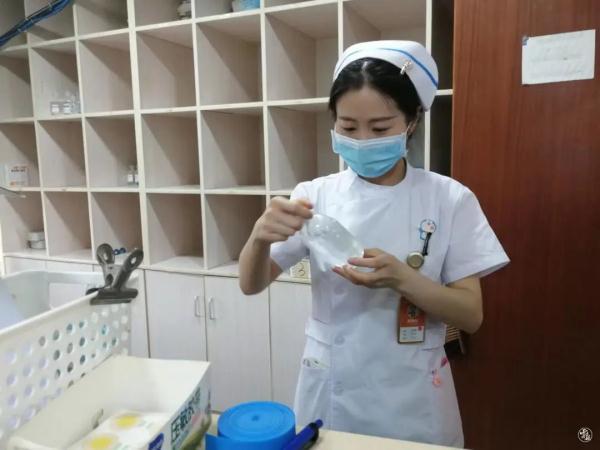 點贊昭通女孩劉曉姣，高鐵上跪地救人半小時