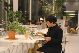 創(chuàng)業(yè)13年搬家13次，打造出3000平方米夢幻花園，這個(gè)打工仔憑啥？