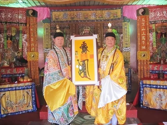 8年，陌生男子自稱63代天師兒子，拿出信物證明宣稱64代冒名頂替"