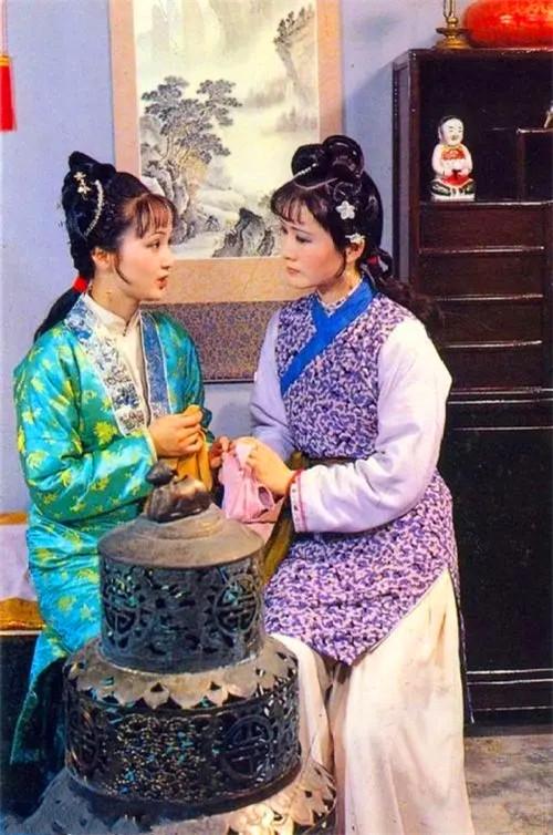 眼里不揉沙子的鳳姐和愛裝糊涂的平兒，誰更高明？