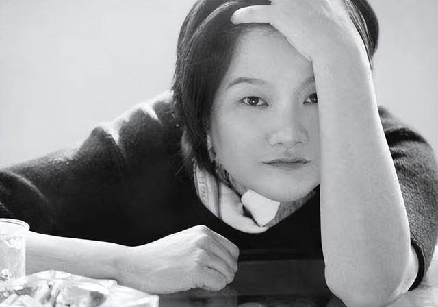 名門痞女洪晃：豪言女人要睡五個男人才夠本，如今已有四次婚姻