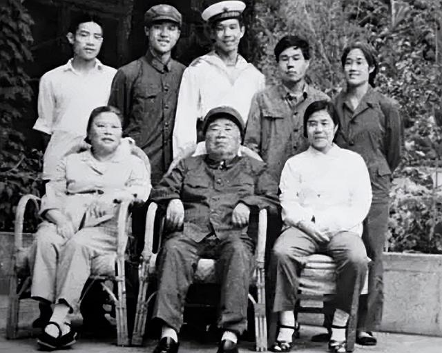 趙力平多次拒絕朱德兒子求愛(ài)，賀龍問(wèn)其原因，趙力平：他家官太大