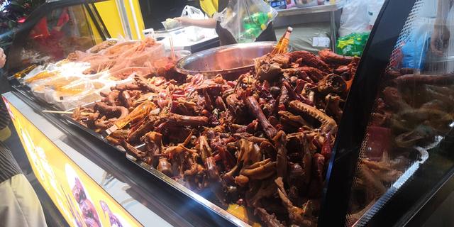 早上賣(mài)包子，晚上賣(mài)鹵味，開(kāi)一家有特色的鹵味包子店
