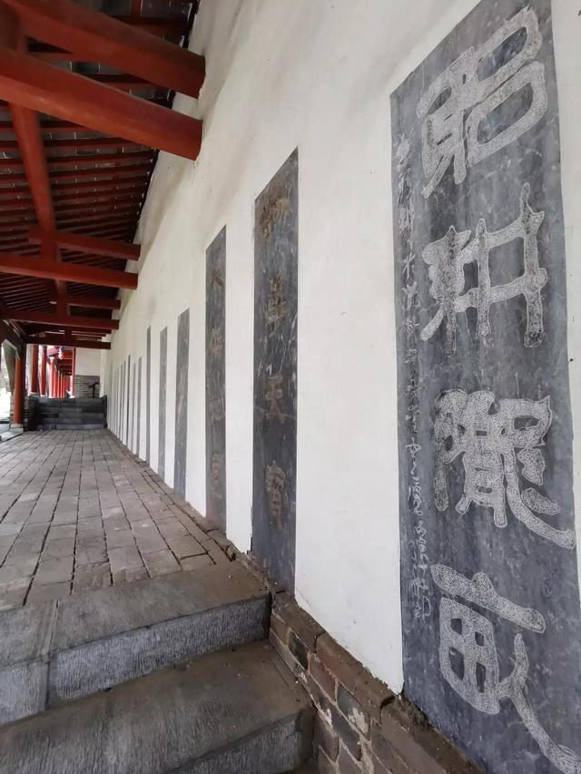 曰"宛"，曰"宛中，隆"，曰"隆中"，曰"南陽"，曰"躬耕于南陽"解密