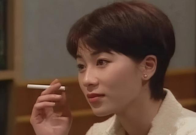 5位一眼萬年的短發(fā)美女，年輕時個個美到窒息，今有人網(wǎng)上求工作"