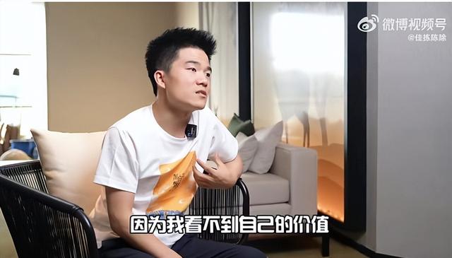 “深夜我迷上了董老師”：比劉畊宏更火的男人出現(xiàn)了，看了他的經(jīng)歷終于明白，人為什么要讀書
