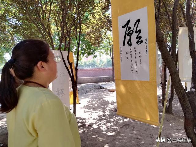 鄭飛院內(nèi)龍鳳和美之處，儷睿人“愿”字書幡隨風(fēng)飄揚(yáng)，金光耀眼