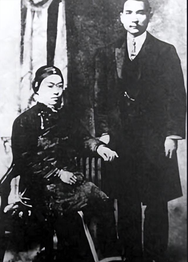 925年孫中山病危，堅持睡地上還念叨有冰更好，宋慶齡都不知原因"