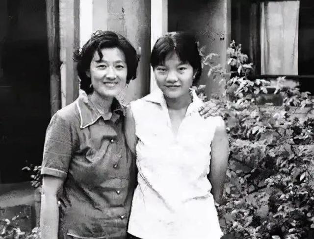 名門痞女洪晃：豪言女人要睡五個男人才夠本，如今已有四次婚姻