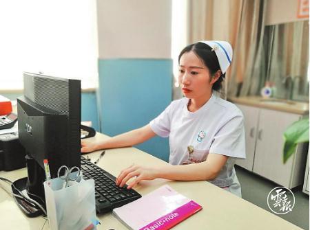 點贊昭通女孩劉曉姣，高鐵上跪地救人半小時