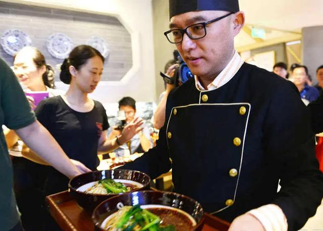 明星火鍋店接連翻車？火鍋店人均500元，空有宣傳衛(wèi)生堪憂