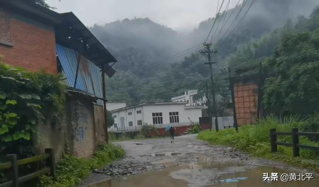 江西與湖南交界的大圍山上有廢棄兵工廠，曾有3萬人在這工作生活