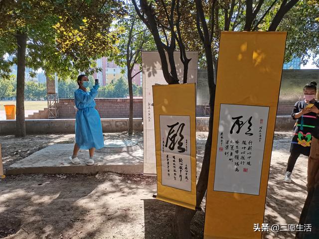 鄭飛院內(nèi)龍鳳和美之處，儷睿人“愿”字書幡隨風(fēng)飄揚(yáng)，金光耀眼