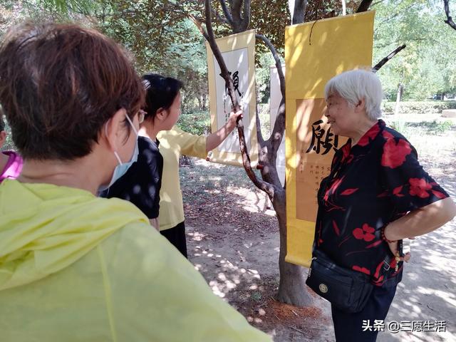 鄭飛院內(nèi)龍鳳和美之處，儷睿人“愿”字書幡隨風(fēng)飄揚(yáng)，金光耀眼