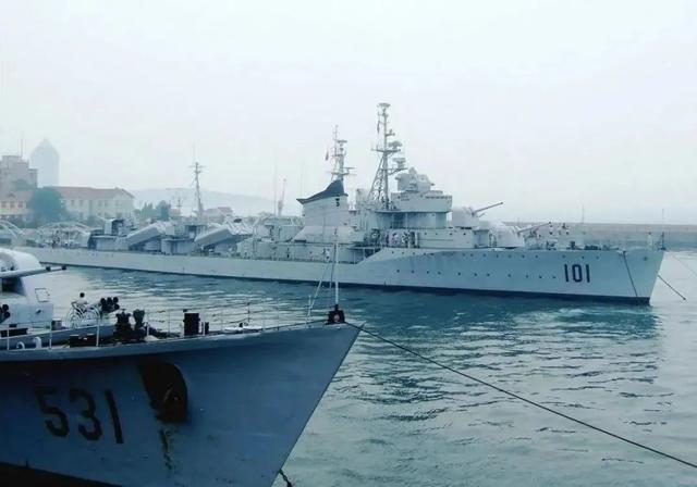 03航母冠名大戰(zhàn)一觸即發(fā)，網(wǎng)友們吵翻了，海軍命名規(guī)則了解一下"
