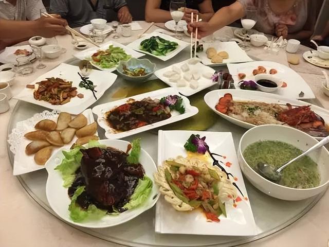 湖南老板開(kāi)湘菜館，利用“一個(gè)名字”，一年盈利200萬(wàn)，套路給你