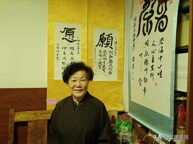 鄭飛院內(nèi)龍鳳和美之處，儷睿人“愿”字書幡隨風(fēng)飄揚(yáng)，金光耀眼