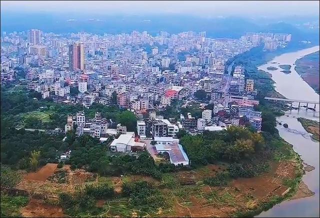 廣東最大的蛋雞養(yǎng)殖基地，因一口神秘的古井而得名。哪里？