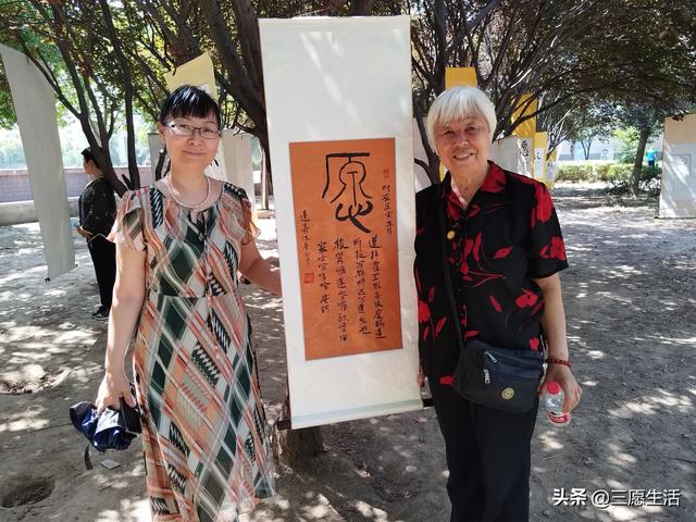 鄭飛院內(nèi)龍鳳和美之處，儷睿人“愿”字書幡隨風(fēng)飄揚(yáng)，金光耀眼