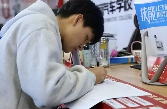 學(xué)生姓“鐘”名字霸氣側(cè)漏，老師喜歡同學(xué)羨慕，可見家長用心良苦