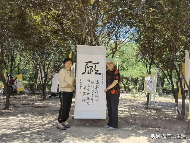 鄭飛院內(nèi)龍鳳和美之處，儷睿人“愿”字書幡隨風(fēng)飄揚(yáng)，金光耀眼