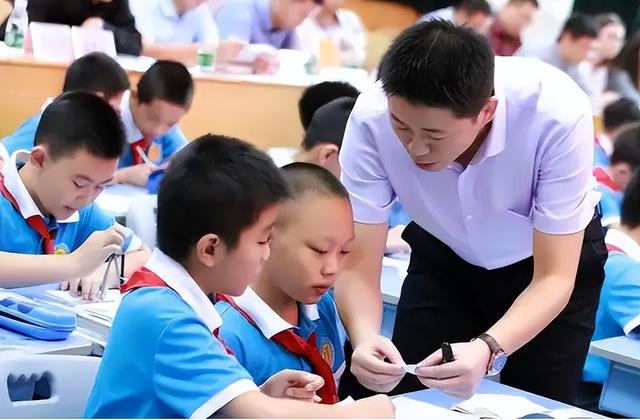 學(xué)生因名字復(fù)雜走紅，連名帶姓一共102筆，網(wǎng)友直呼家長(zhǎng)有才