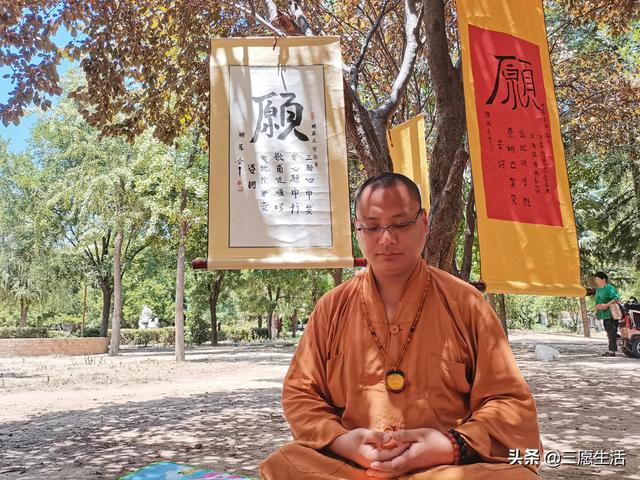 鄭飛院內(nèi)龍鳳和美之處，儷睿人“愿”字書幡隨風(fēng)飄揚(yáng)，金光耀眼