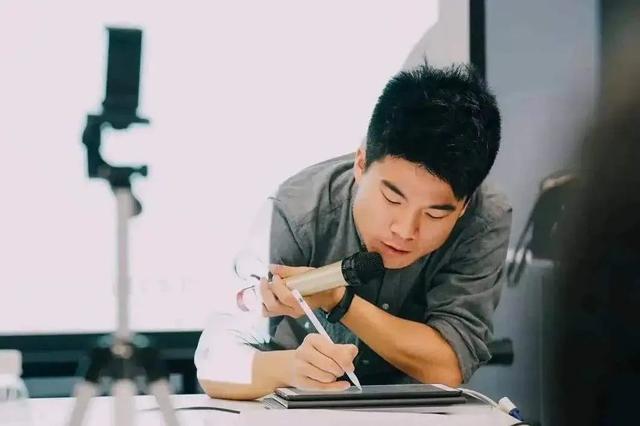 “深夜我迷上了董老師”：比劉畊宏更火的男人出現(xiàn)了，看了他的經(jīng)歷終于明白，人為什么要讀書
