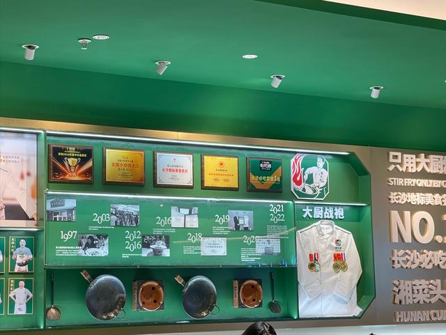 費(fèi)大廚北京首店試營業(yè)三天登頂北京湘菜熱門榜第一名