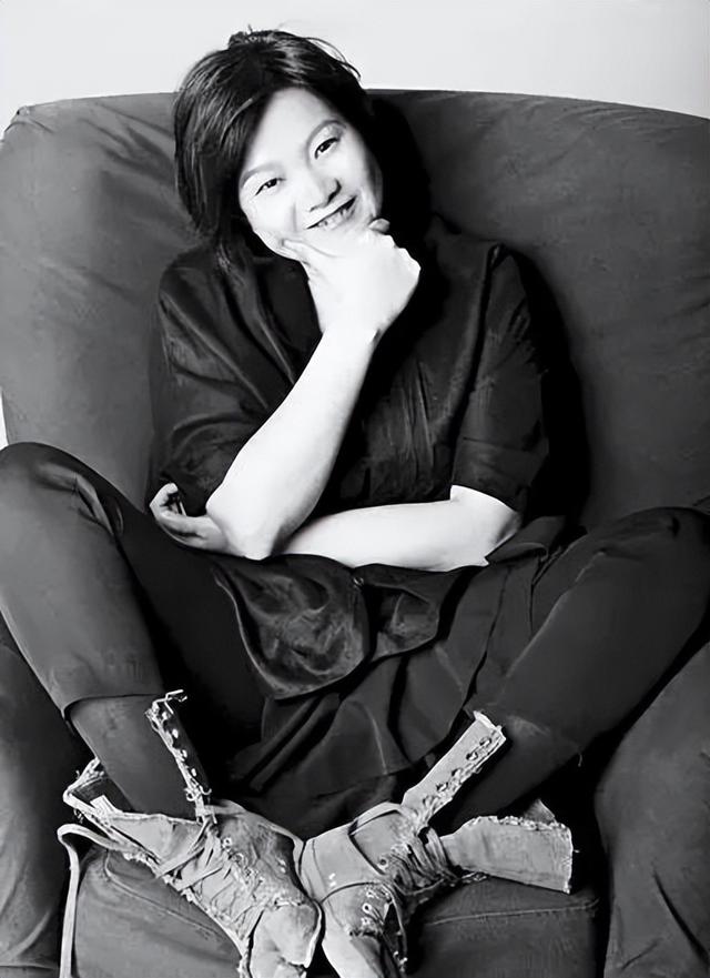 名門痞女洪晃：豪言女人要睡五個男人才夠本，如今已有四次婚姻
