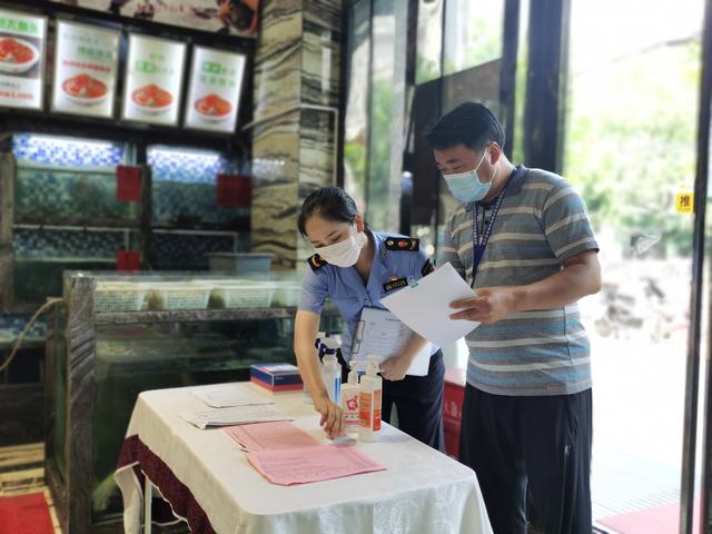 “專管”人員為餐飲商家“打分”，洞涇鎮(zhèn)創(chuàng)新推出記分管理辦法守護(hù)城市“煙火氣”
