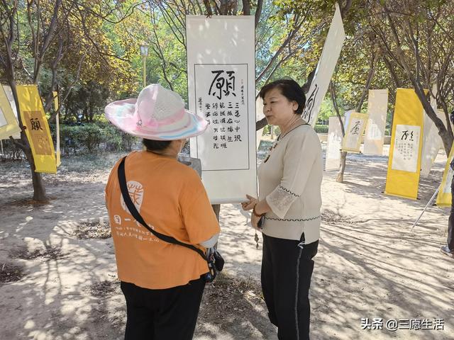鄭飛院內(nèi)龍鳳和美之處，儷睿人“愿”字書幡隨風(fēng)飄揚(yáng)，金光耀眼