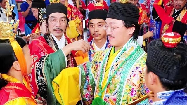 8年，陌生男子自稱63代天師兒子，拿出信物證明宣稱64代冒名頂替"