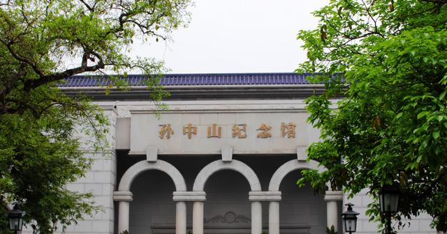 925年孫中山病危，堅持睡地上還念叨有冰更好，宋慶齡都不知原因"