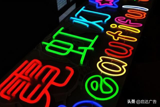 訂做發(fā)光字招牌找發(fā)光字公司還是發(fā)光字廠家好呢？