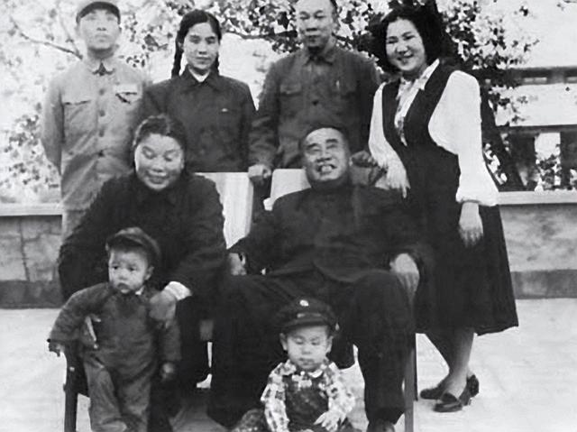 趙力平多次拒絕朱德兒子求愛(ài)，賀龍問(wèn)其原因，趙力平：他家官太大