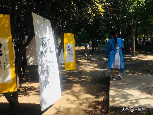 鄭飛院內(nèi)龍鳳和美之處，儷睿人“愿”字書幡隨風(fēng)飄揚(yáng)，金光耀眼