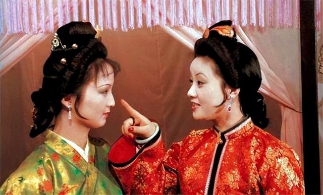 眼里不揉沙子的鳳姐和愛裝糊涂的平兒，誰更高明？