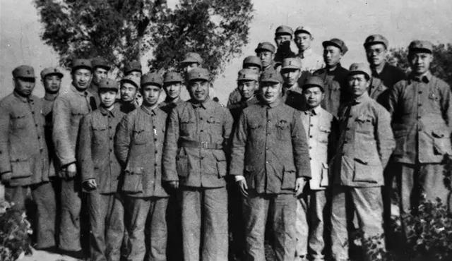 十大元帥之首朱老總，在授銜時編號卻是“004”，那么“001”是誰
