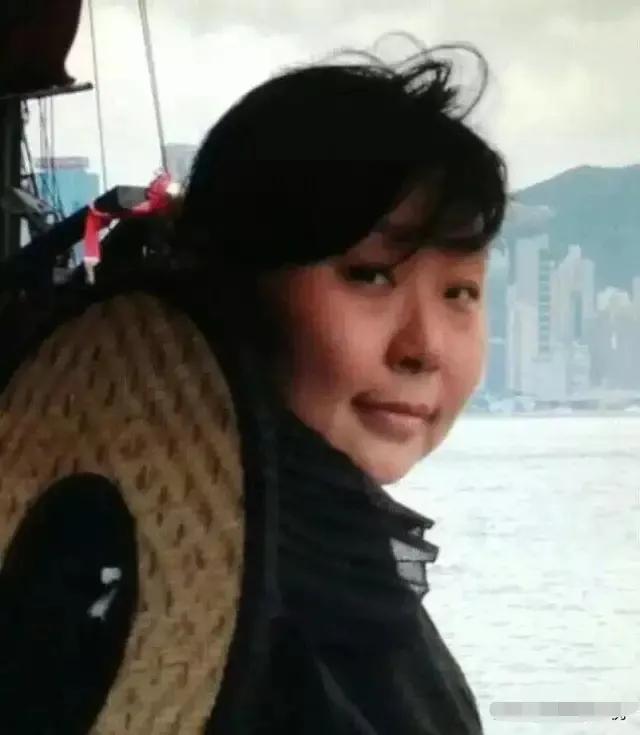 美國CNN為毒教材喊冤，旅居德國的畫家萬昱汐崇洋媚外
