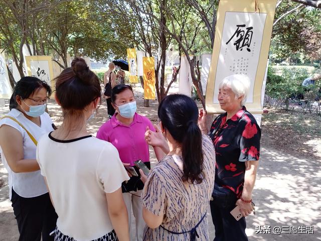 鄭飛院內(nèi)龍鳳和美之處，儷睿人“愿”字書幡隨風(fēng)飄揚(yáng)，金光耀眼