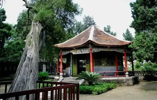 曰"宛"，曰"宛中，隆"，曰"隆中"，曰"南陽"，曰"躬耕于南陽"解密