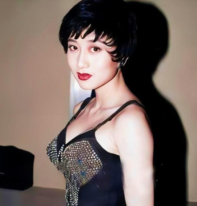 5位一眼萬年的短發(fā)美女，年輕時個個美到窒息，今有人網(wǎng)上求工作"