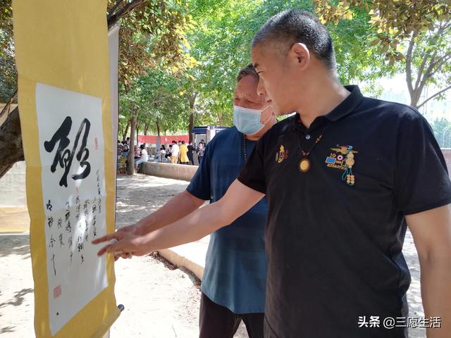 鄭飛院內(nèi)龍鳳和美之處，儷睿人“愿”字書幡隨風(fēng)飄揚(yáng)，金光耀眼