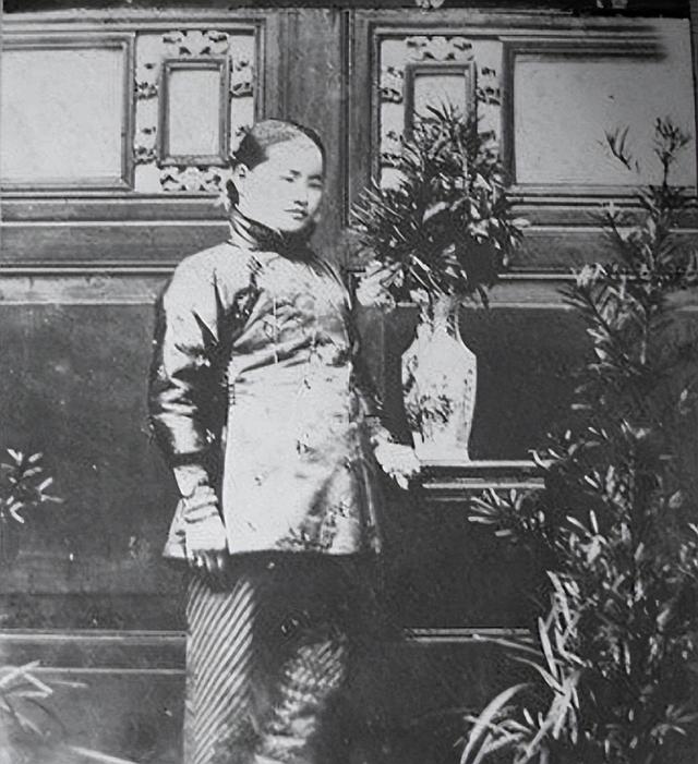 趙力平多次拒絕朱德兒子求愛(ài)，賀龍問(wèn)其原因，趙力平：他家官太大