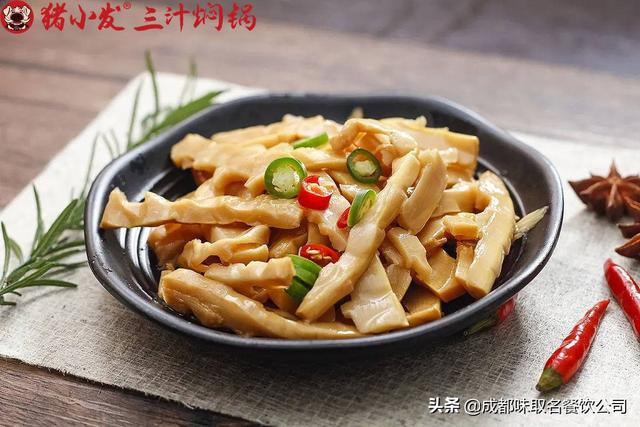 一碗熱氣騰騰的燜鍋，總是能夠帶給豬小發(fā)最溫暖的治愈