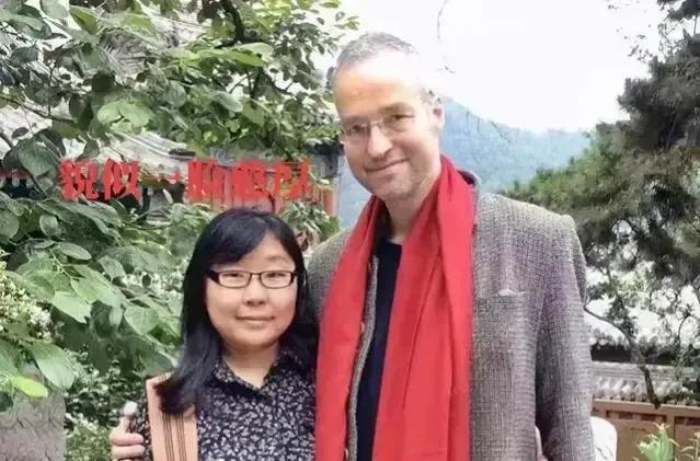 美國CNN為毒教材喊冤，旅居德國的畫家萬昱汐崇洋媚外