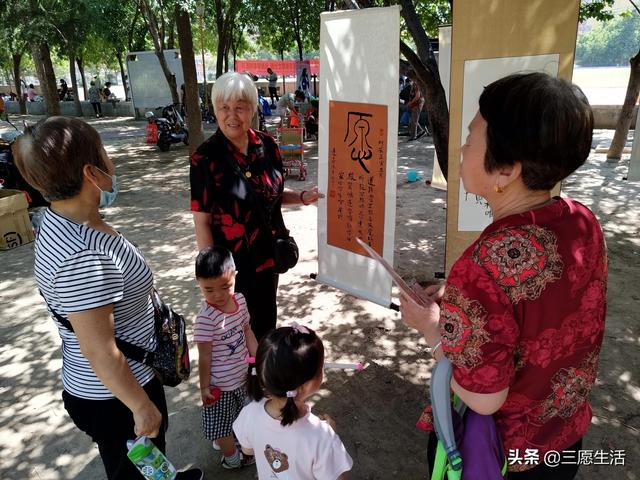 鄭飛院內(nèi)龍鳳和美之處，儷睿人“愿”字書幡隨風(fēng)飄揚(yáng)，金光耀眼