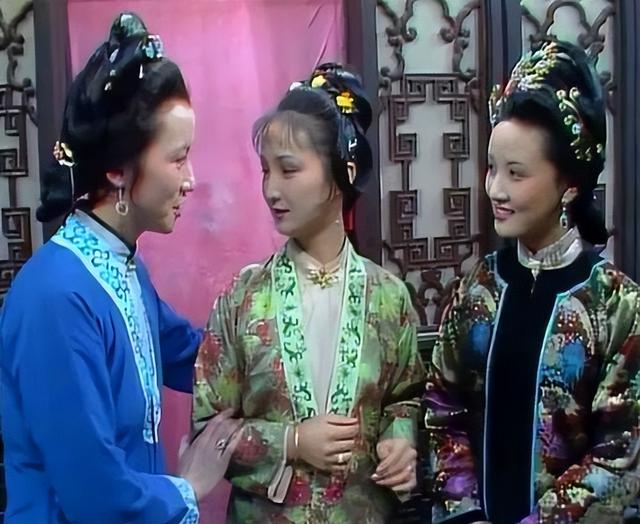 眼里不揉沙子的鳳姐和愛裝糊涂的平兒，誰更高明？