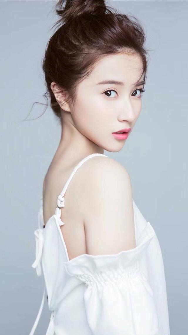 001年湖北武漢女演員胡嘉欣，清新甜美"